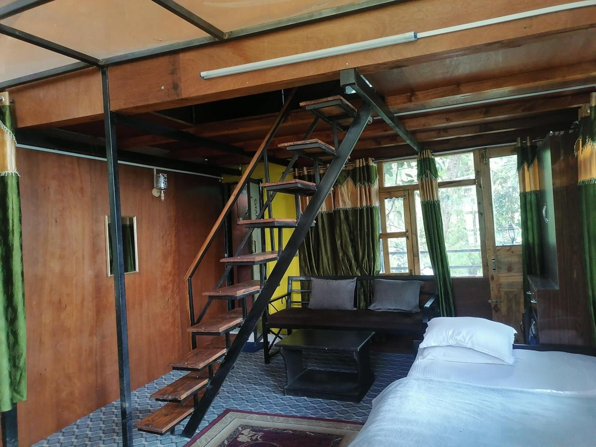 Jungle Crown Organic Homestay 나가르코트 객실 사진